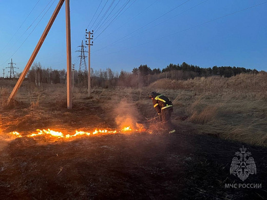 В Иванове огнеборцы несколько часов тушили траву на берегу Уводи